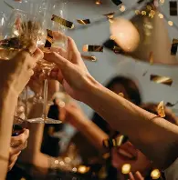 Glückliche Gäste am Eiswagen