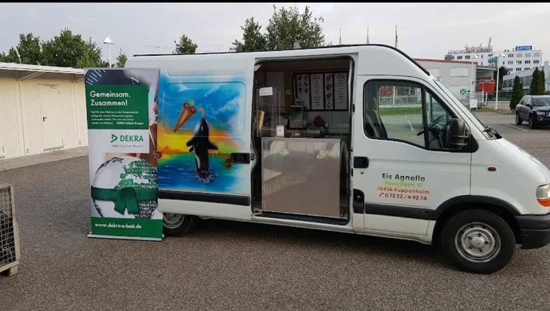Verschiedene hausgemachte Eissorten in der Vitrine